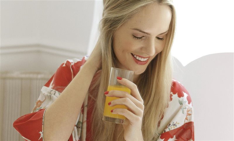 mujer zumo naranja alimentos vitamina c
