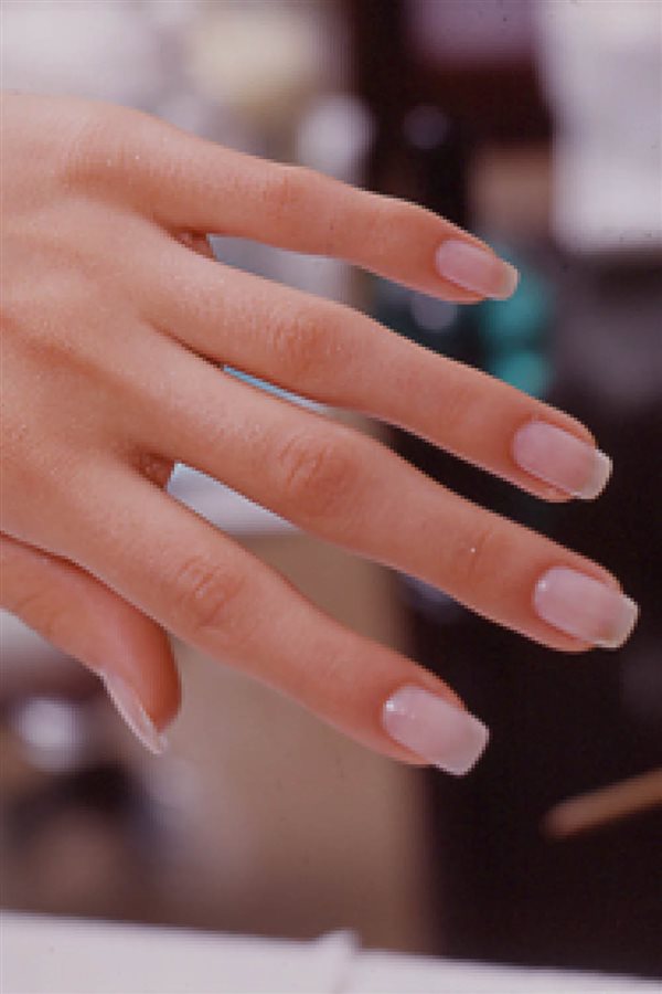 4 pasos para tener tus uñas con una manicura francesa perfecta en casa