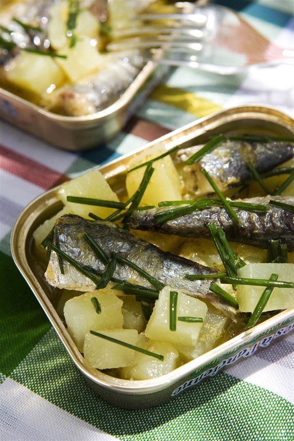 Comidas bajas en calorías: ensalada de patatas y sardinas.