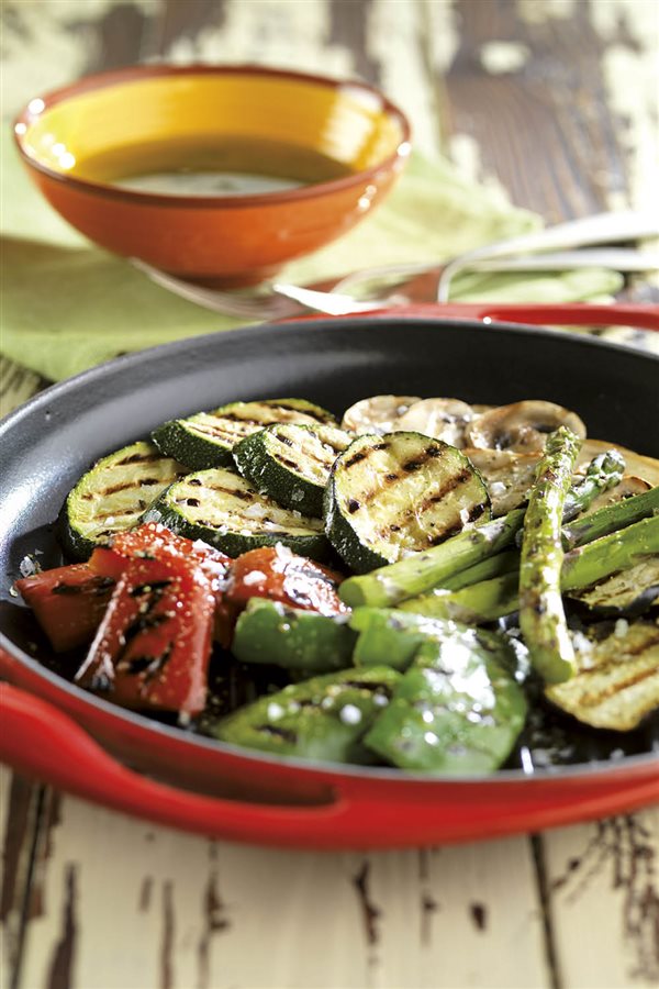 Comidas bajas en calorías: parrillada de verduras con vinagreta.