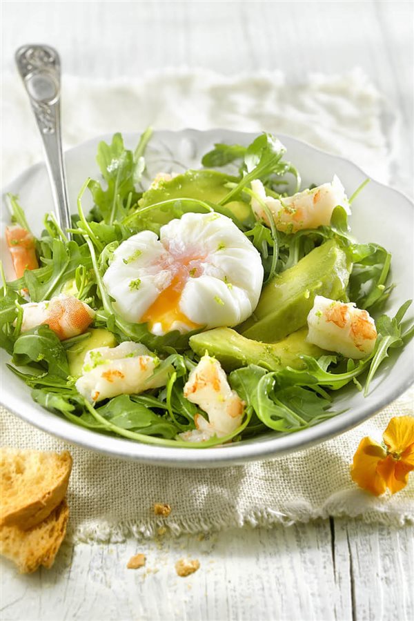 Recetas para adelgazar: huevo poché con aguacate y langostinos.
