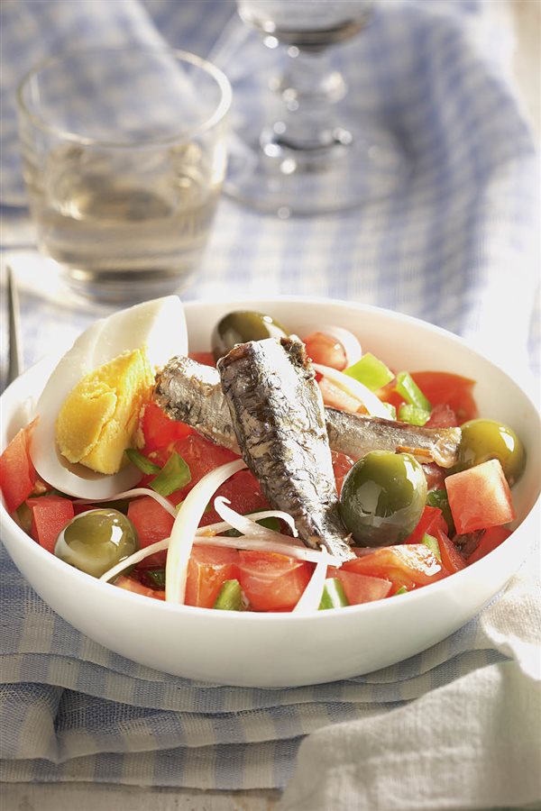 Ensalada de tomate con sardinas y huevo duro