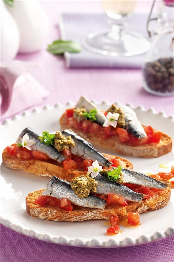 Tostadas con sardinas y paté de oliva