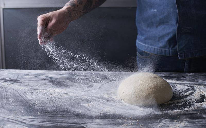 como hacer pan espolvoreamos con harina
