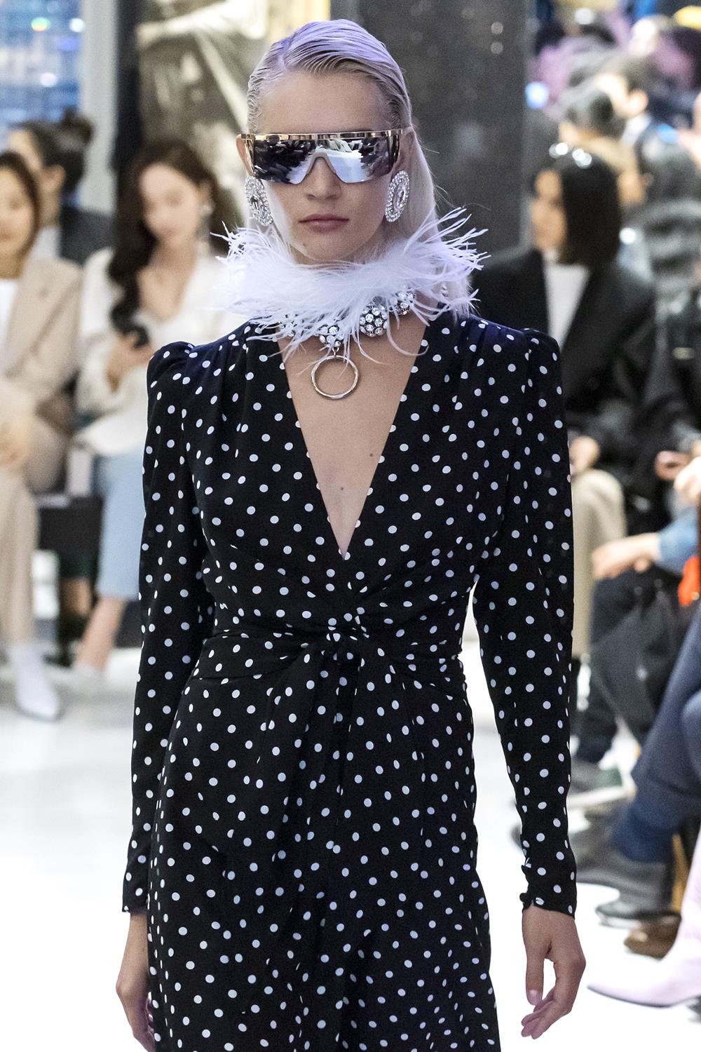 tendencias de moda feas otoño invierno 2019 2020 gafas futuristas