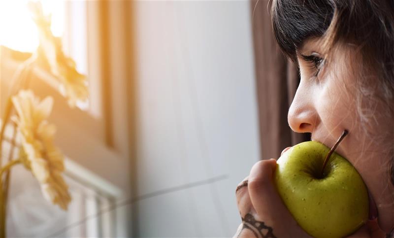 dieta vegetariana chica comer manzana
