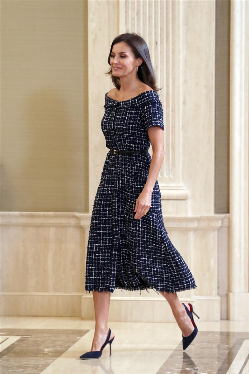 El vestido que lleva la reina Letizia es de Zara y menos de 20€