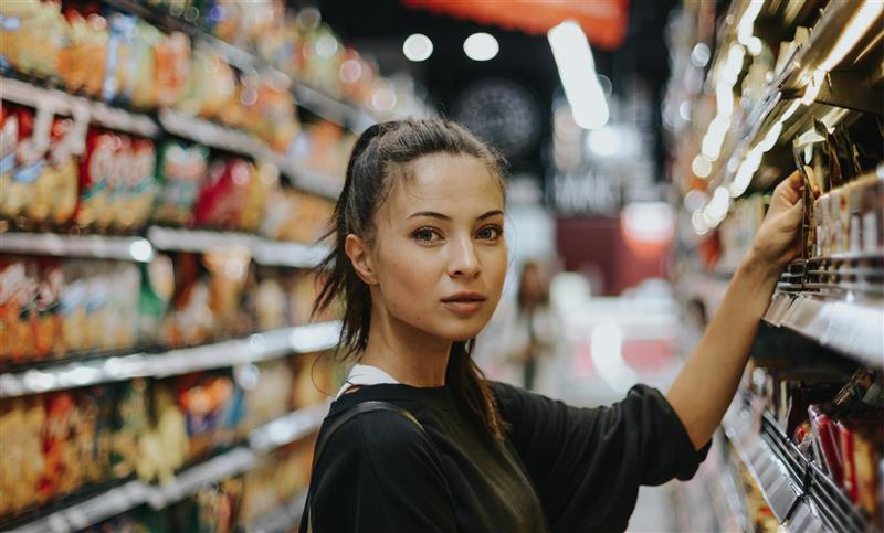 hacer la compra mas ecologica mujer supermercado