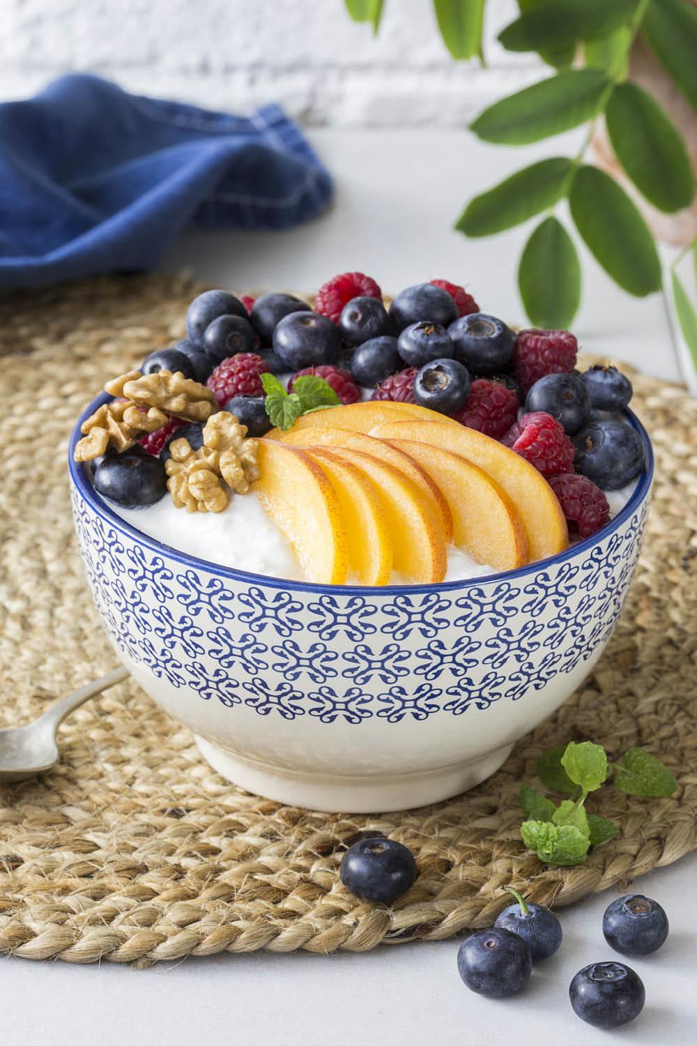 desayunos saciantes ligeros yogur fruta nueces