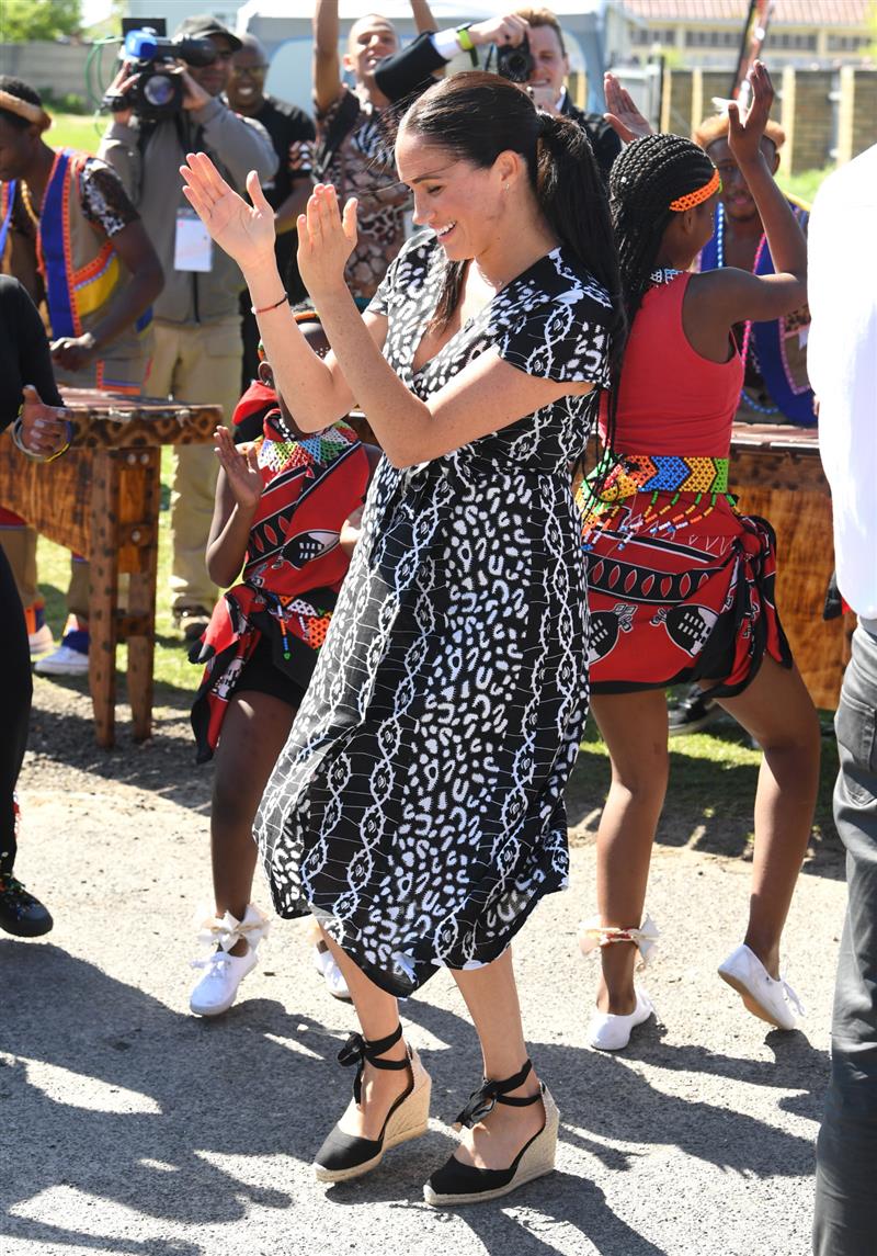 Meghan MArkle vestido estampado en Sudáfrica