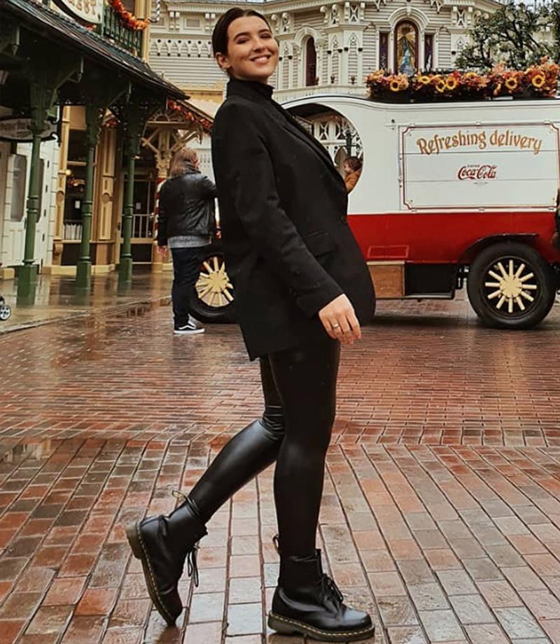 Alba Díaz look legging Calzedonia en París