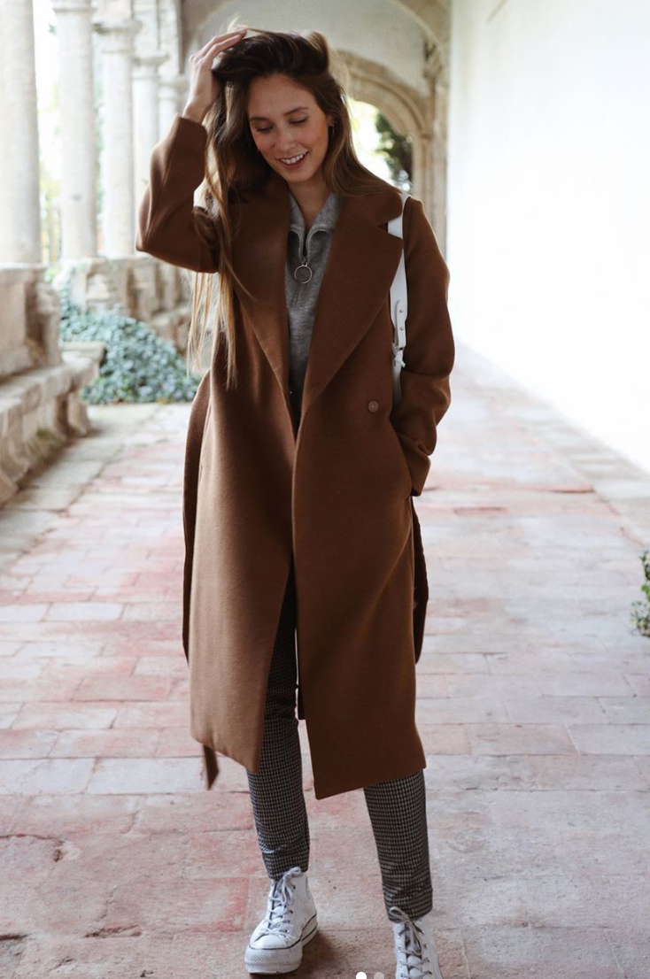 Abrigo marrón H&M de Grace Villarreal
