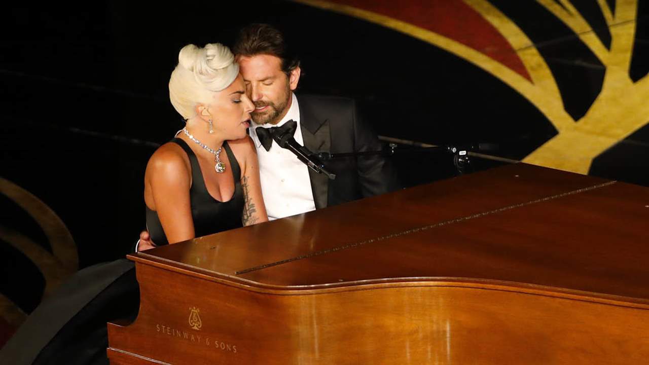 Lady Gaga y Bradley Cooper protagonizan EL MEJOR momento de los Oscar 2019 ❤ 