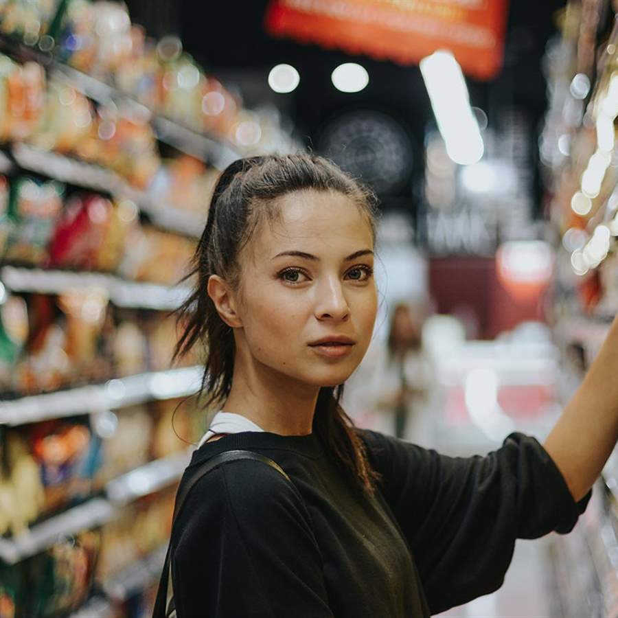 Chica haciendo la compra en un supermercado