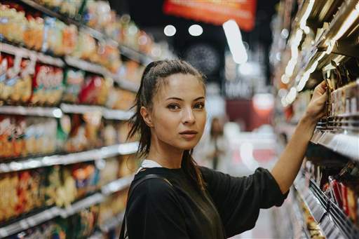 Chica haciendo la compra en un supermercado