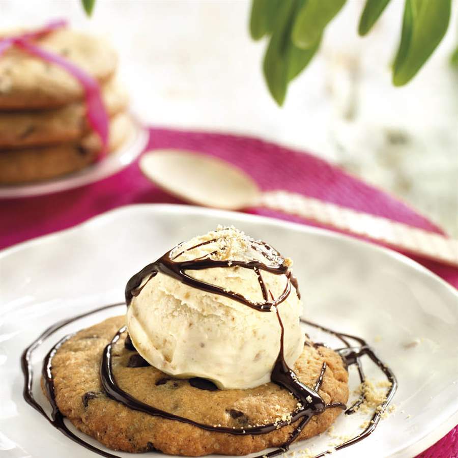 Cookies con helado de vainilla y salsa de chocolate 