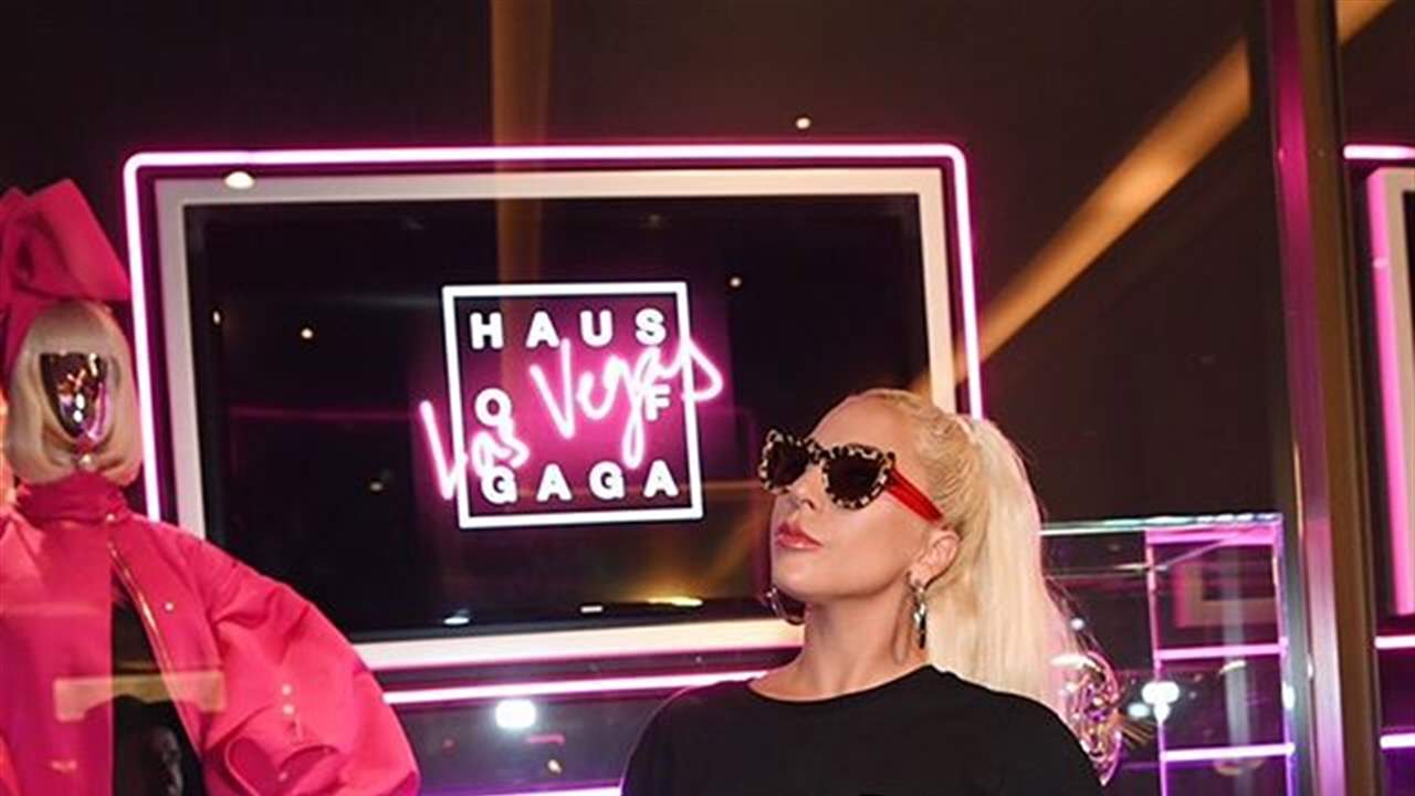Lady Gaga y su vestido de cuero vegano en la fiesta de su marca de belleza