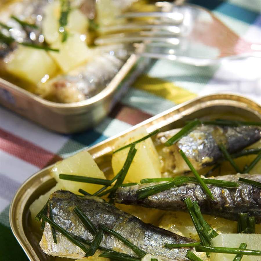 Ensalada de patatas, sardinas y curry