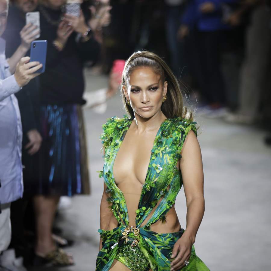 Jennifer Lopez y el secreto para que su icónico vestido de Versace le quede igual (o mejor) ¡20 años después!