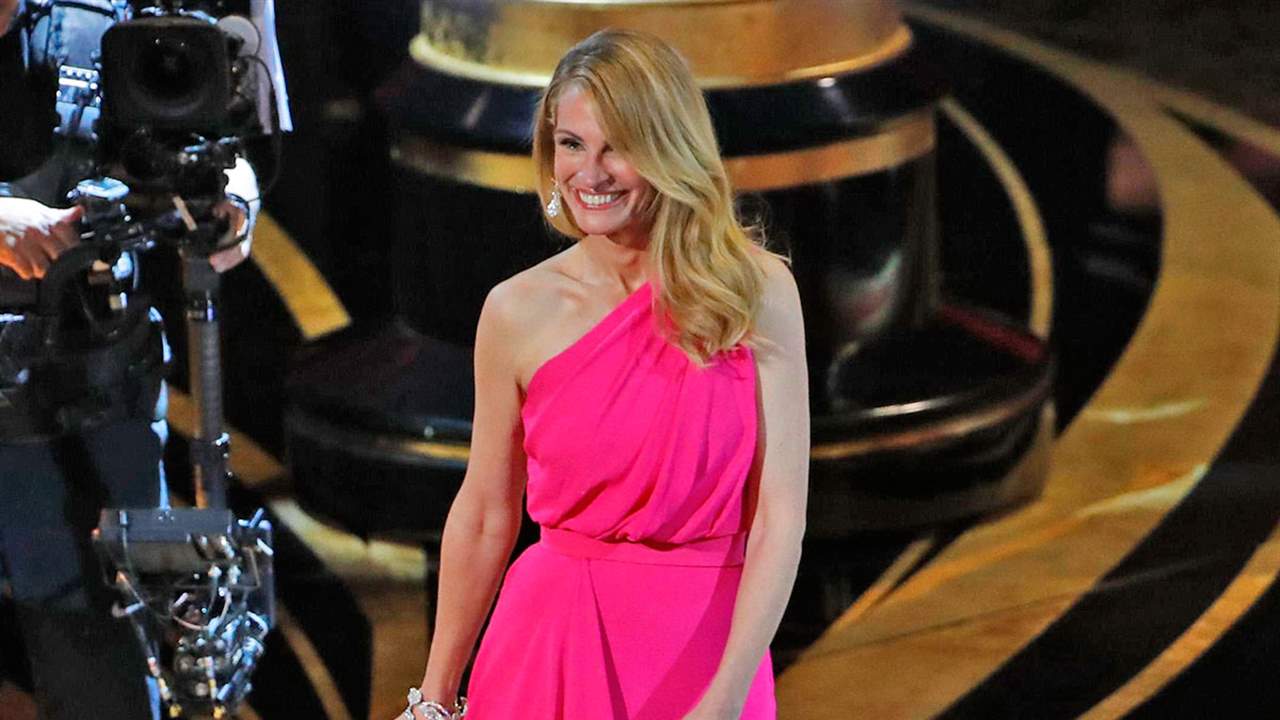 Julia Roberts demuestra en los Oscar qué peinado y qué color de vestido tienes que llevar para parecer MUCHO más joven