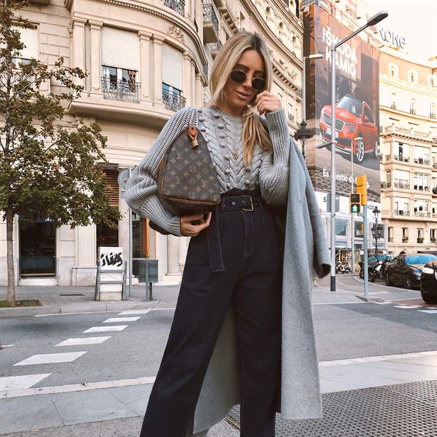 Hay vida más allá del camel: Mónica Sors y su abrigo gris precioso de Zara