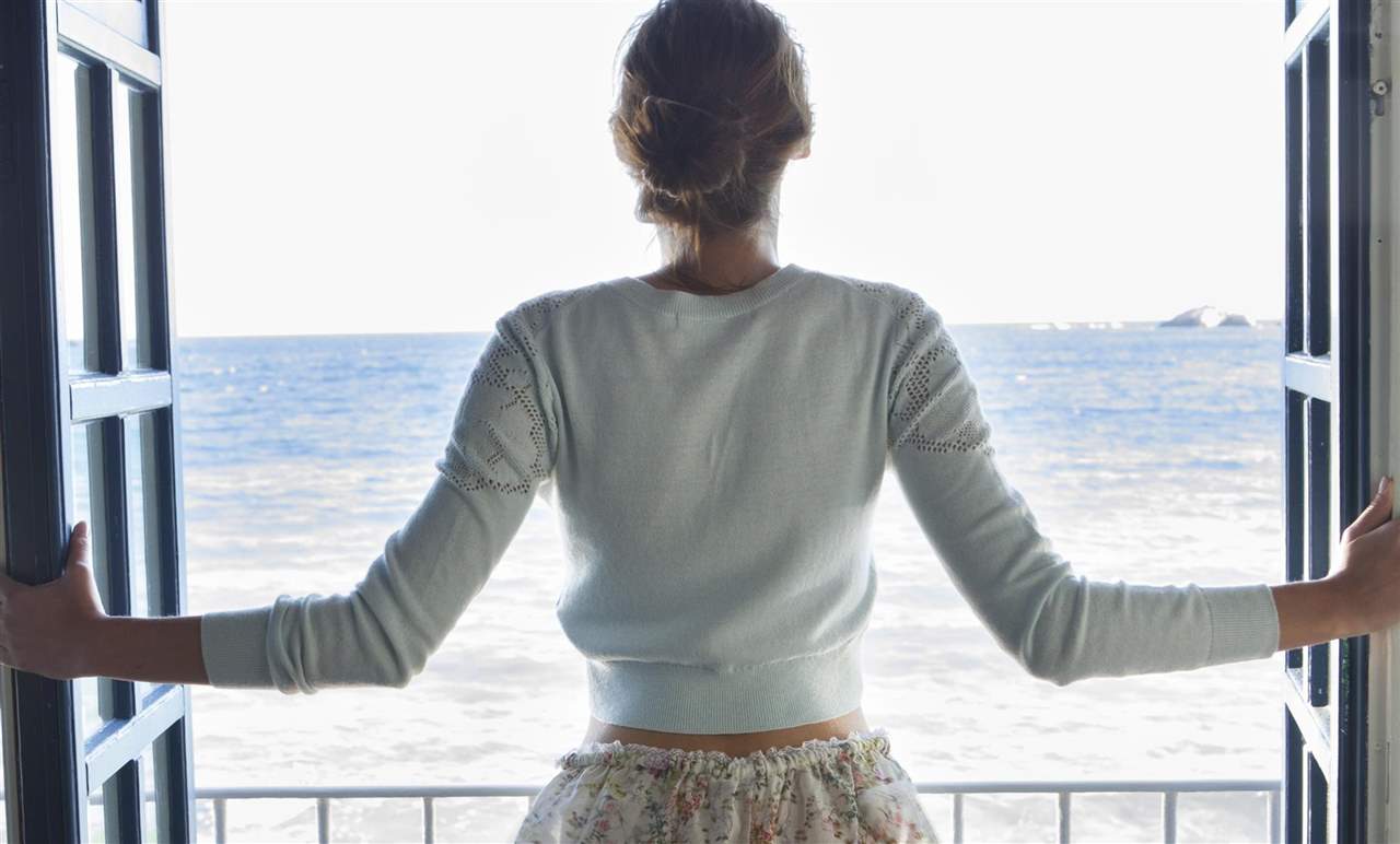 mujer balcon mar horizonte futuro