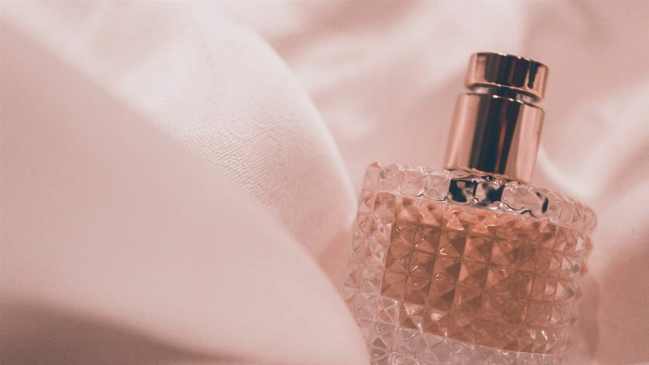 Esas manchas en la piel pueden ser culpa de tu perfume
