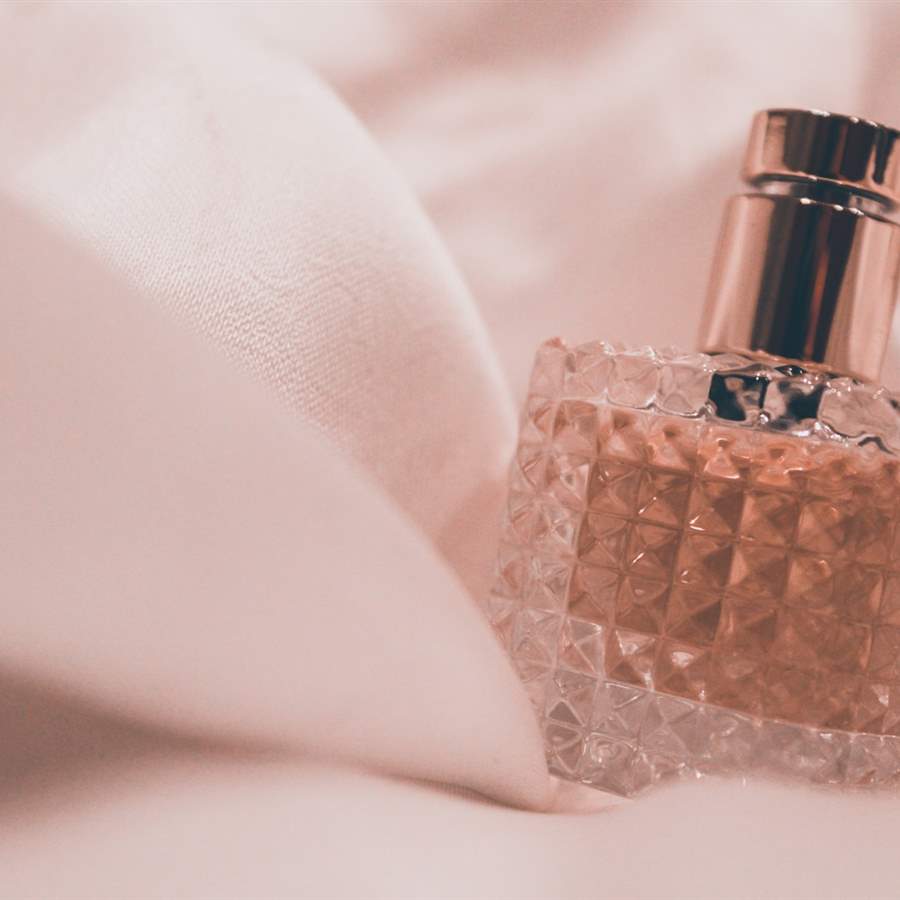 Esas manchas en la piel pueden ser culpa de tu perfume