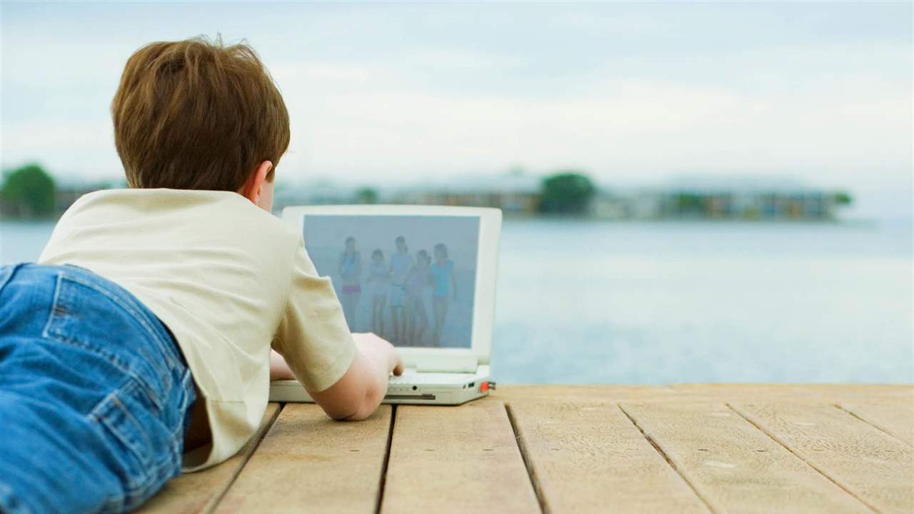 ¿Cómo puedo proteger a mis hijos de los peligros de internet?