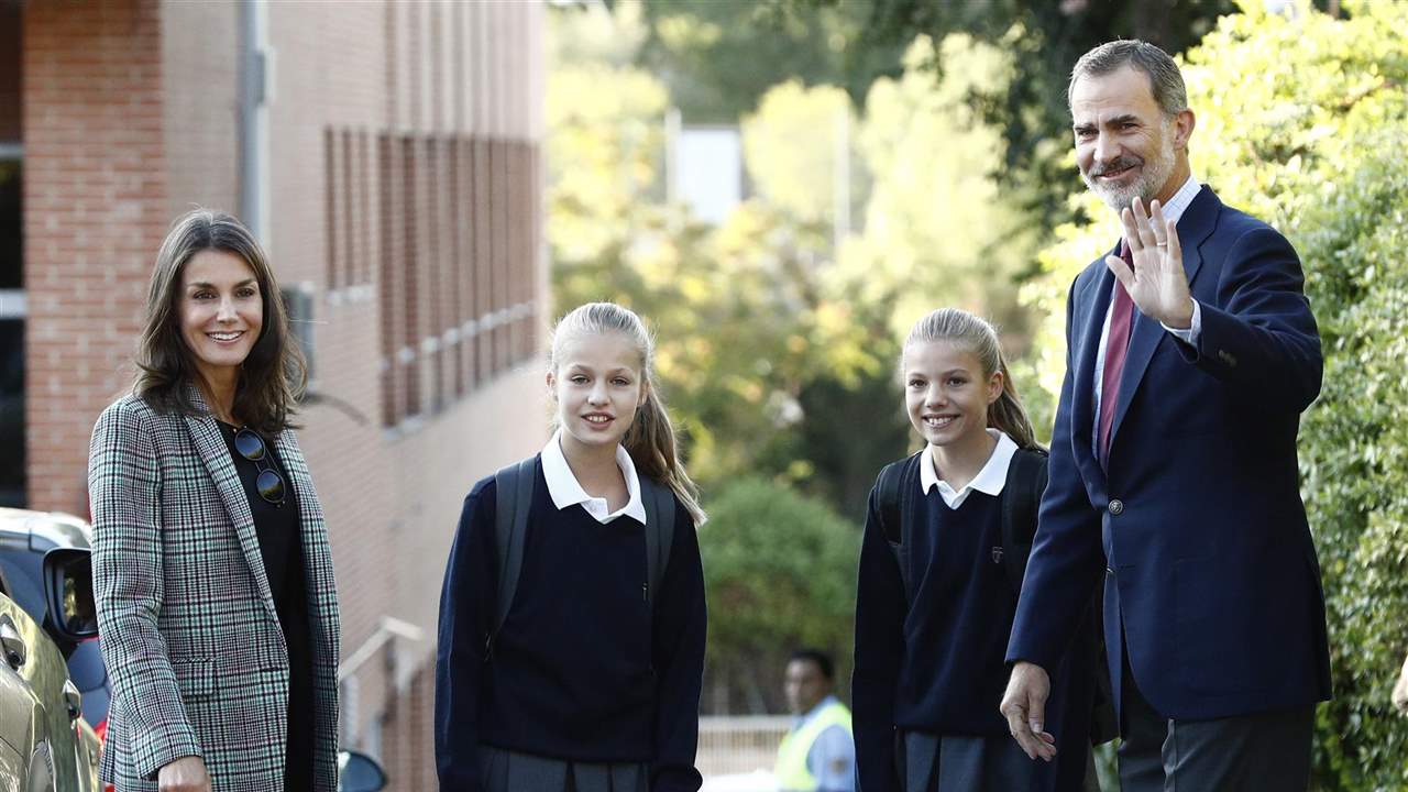Los reyes Felipe y Letizia acompañan a sus hijas en su primer día de colegio