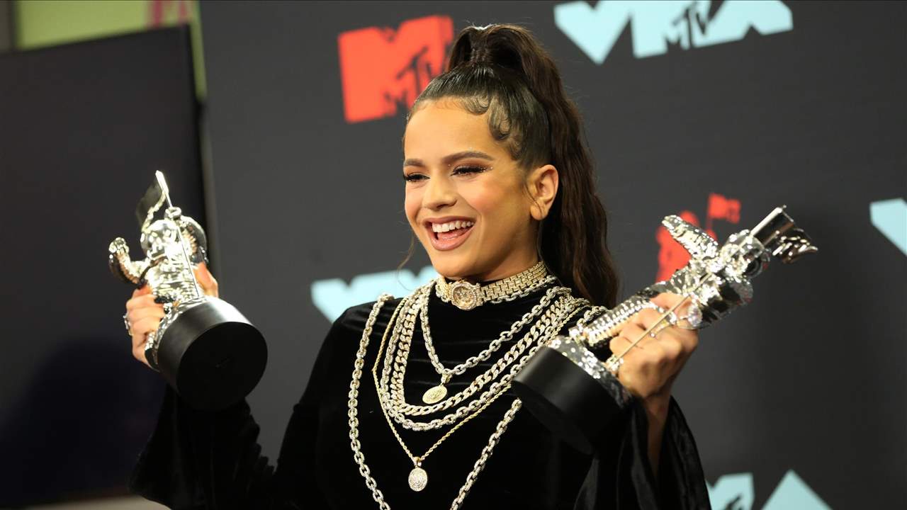 Rosalía triunfa en los premios MTV VMA con sus lookazos y su música