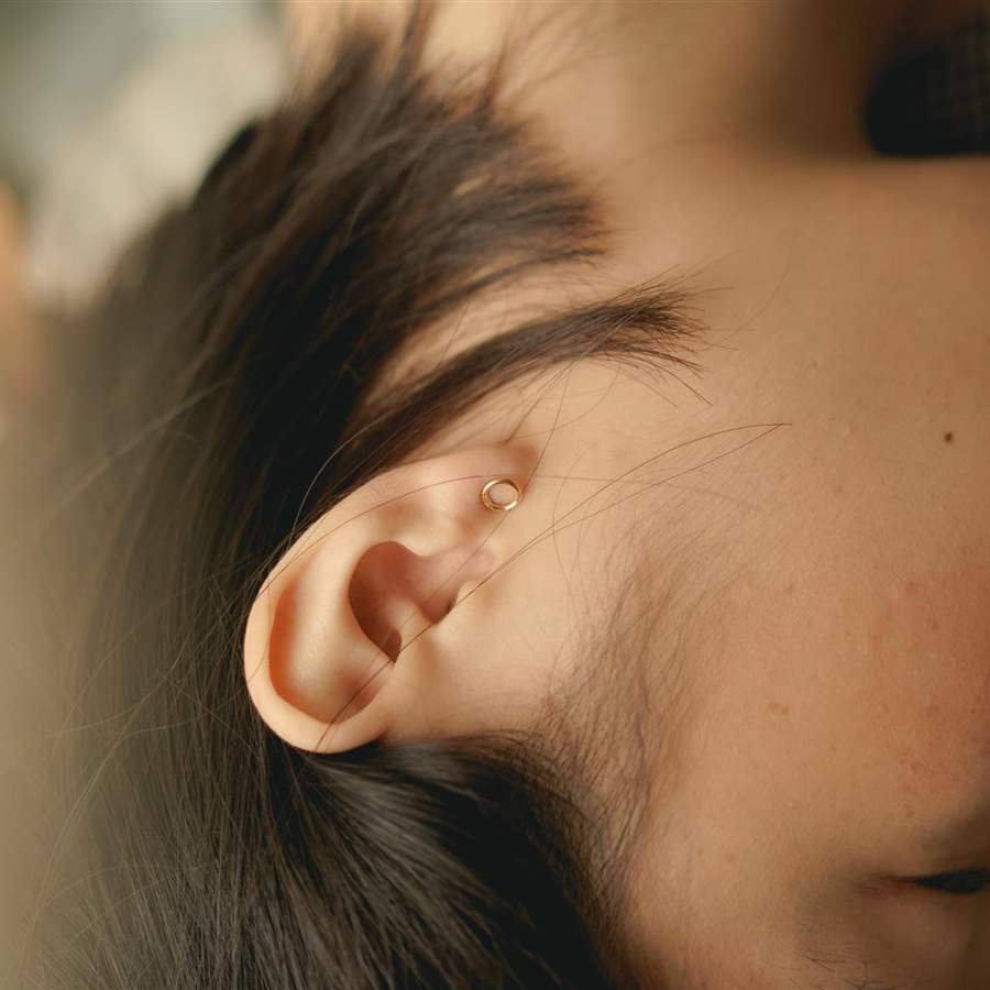 tinnitus acufenos pitidos en los oidos chica cama