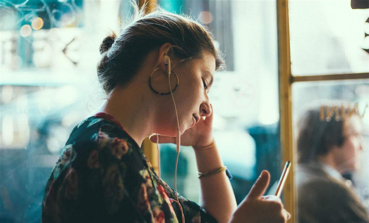 tinnitus acufenos pitidos en los oidos chica headphones cascos musica