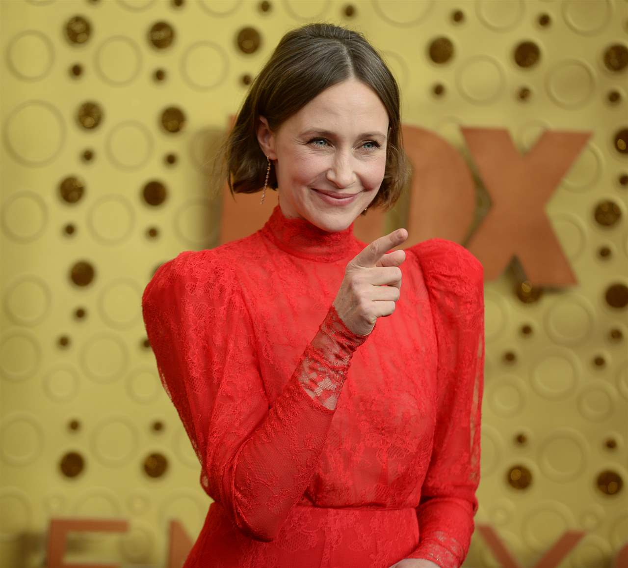 Vera Farmiga de rojo en los Emmy 2019