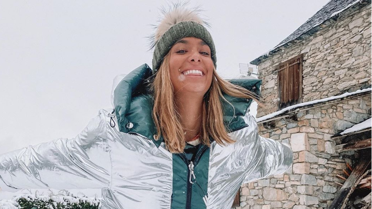 María Pombo se lleva a la nieve el plumífero metalizado con el que deslumbrar en los días de frío