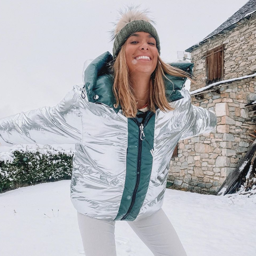 María Pombo se lleva a la nieve el plumífero metalizado con el que deslumbrar en los días de frío