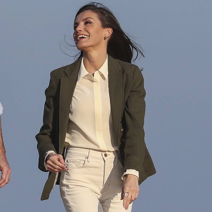 Reina Letizia: Copiamos en Asos su look casual con pantalón blanco