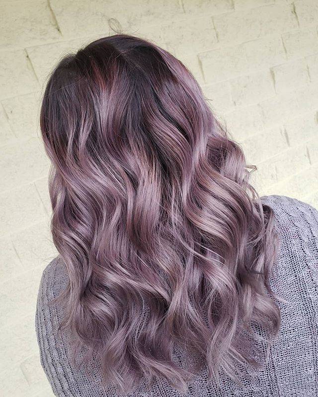 El smokey violet, el color de pelo de moda en 2020