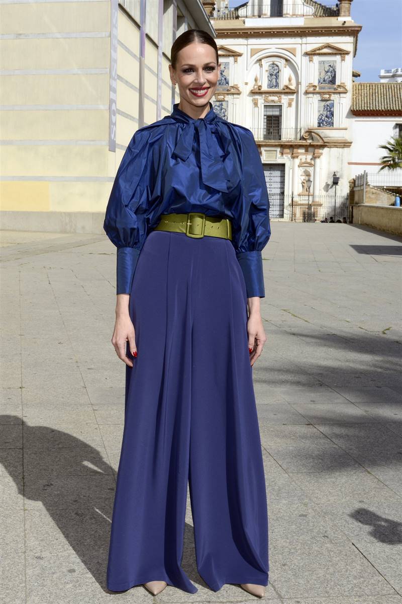 Eva González look de invitada azul pantalón palazzo