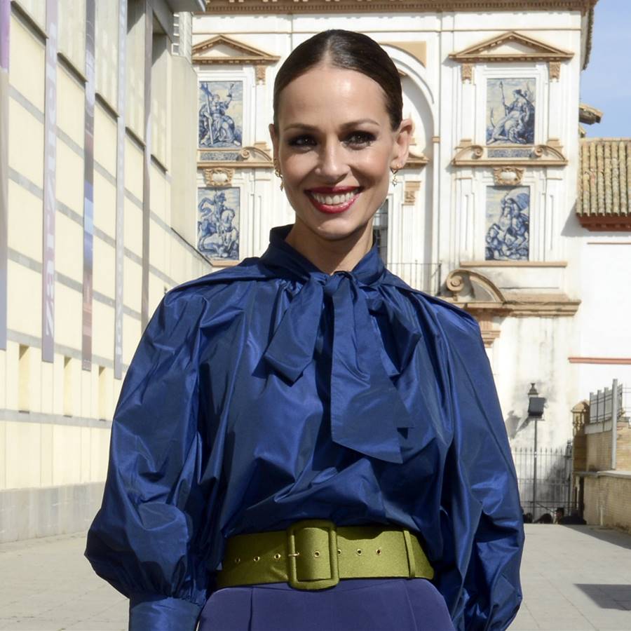 El look de invitada con pantalón de Eva González es tan cómodo e ideal que querrás ir de boda hoy