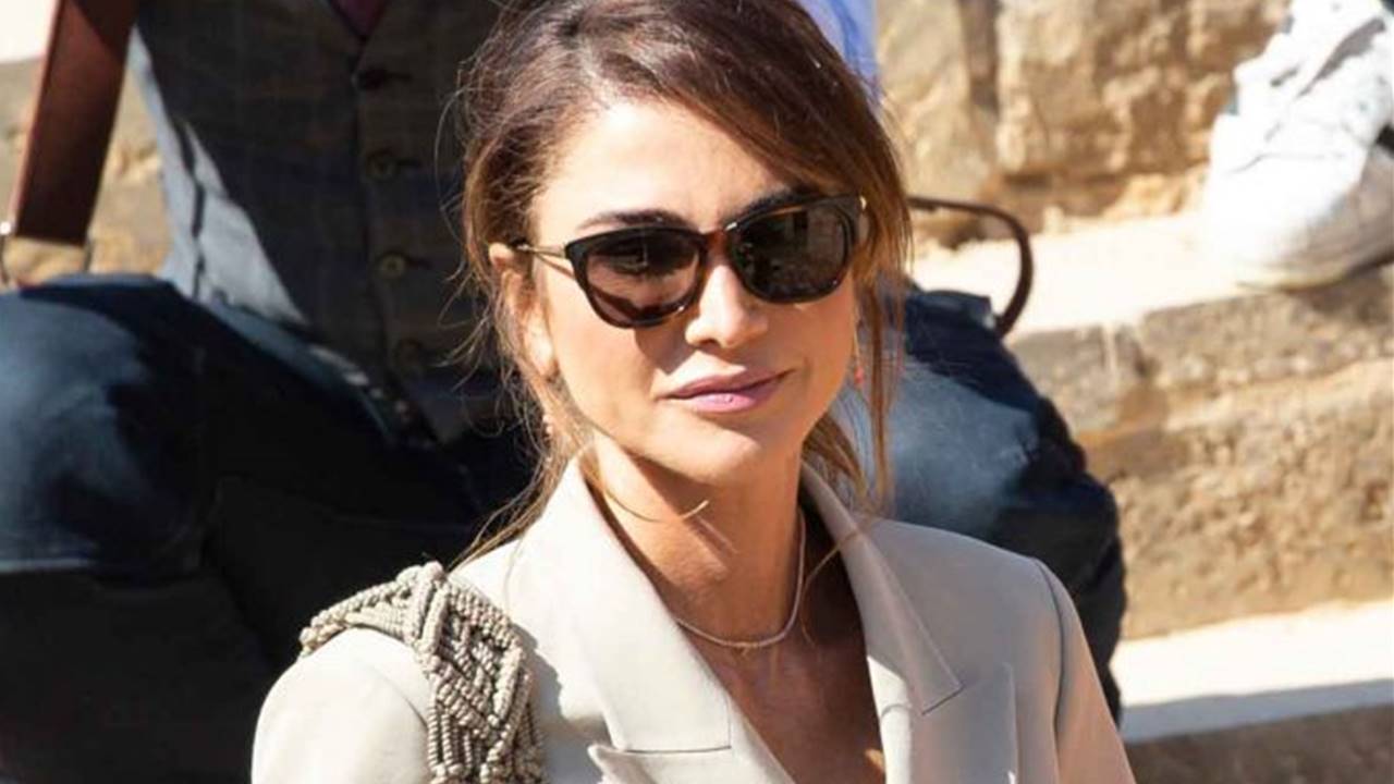 El bolso de firma española que ha fichado Rania de Jordania no puede ser más ideal para diario