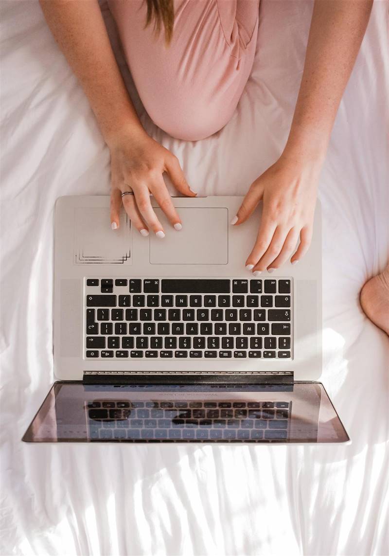 errores que perjudican tu salud trabajar en la cama