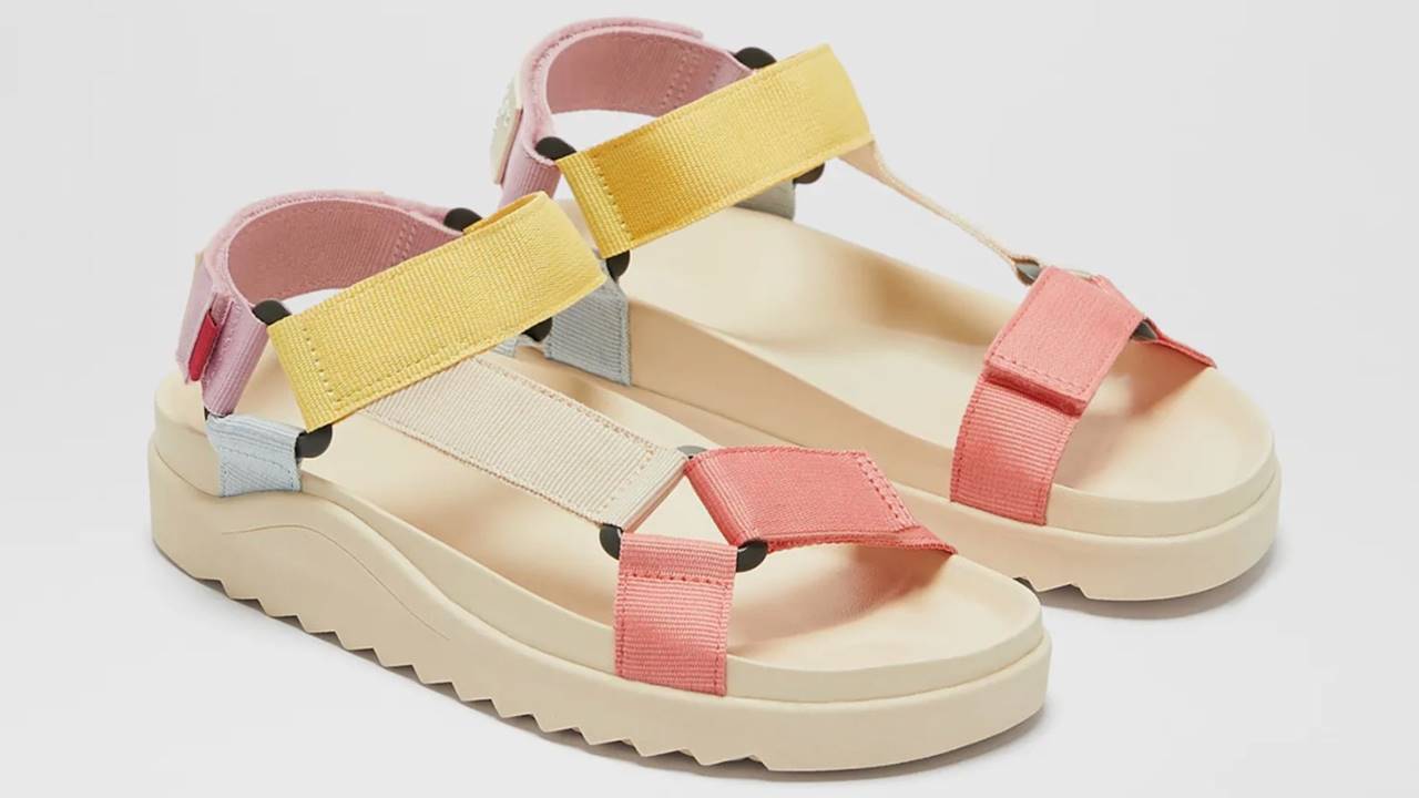 Dos formas de combinar las sandalias deportivas de colorines que han puesto de moda las influencers