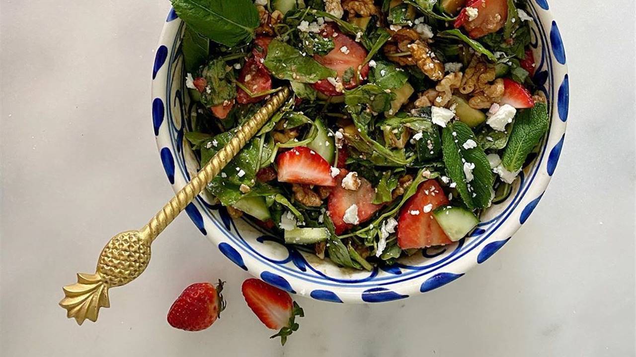 Ensaladas con fruta fresquitas y saludables para el verano vistas en Instagram