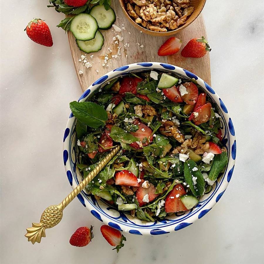 Ensaladas con fruta fresquitas y saludables para el verano vistas en Instagram