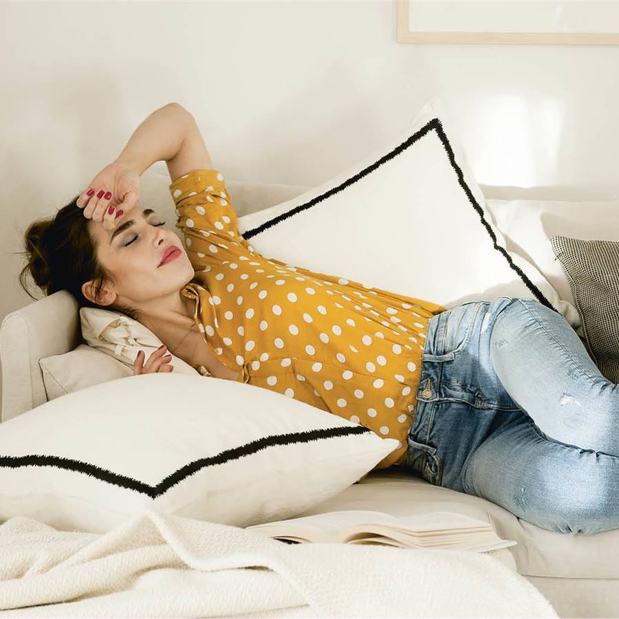 aliviar contractura mujer estirada sofa