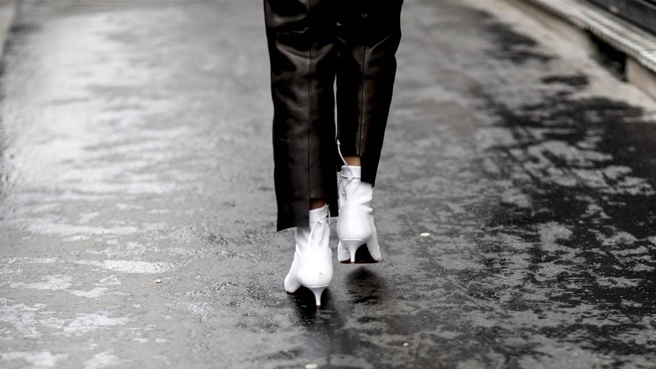 El look de Nuria Roca y otras formas (ideales) de llevar los botines blancos este otoño