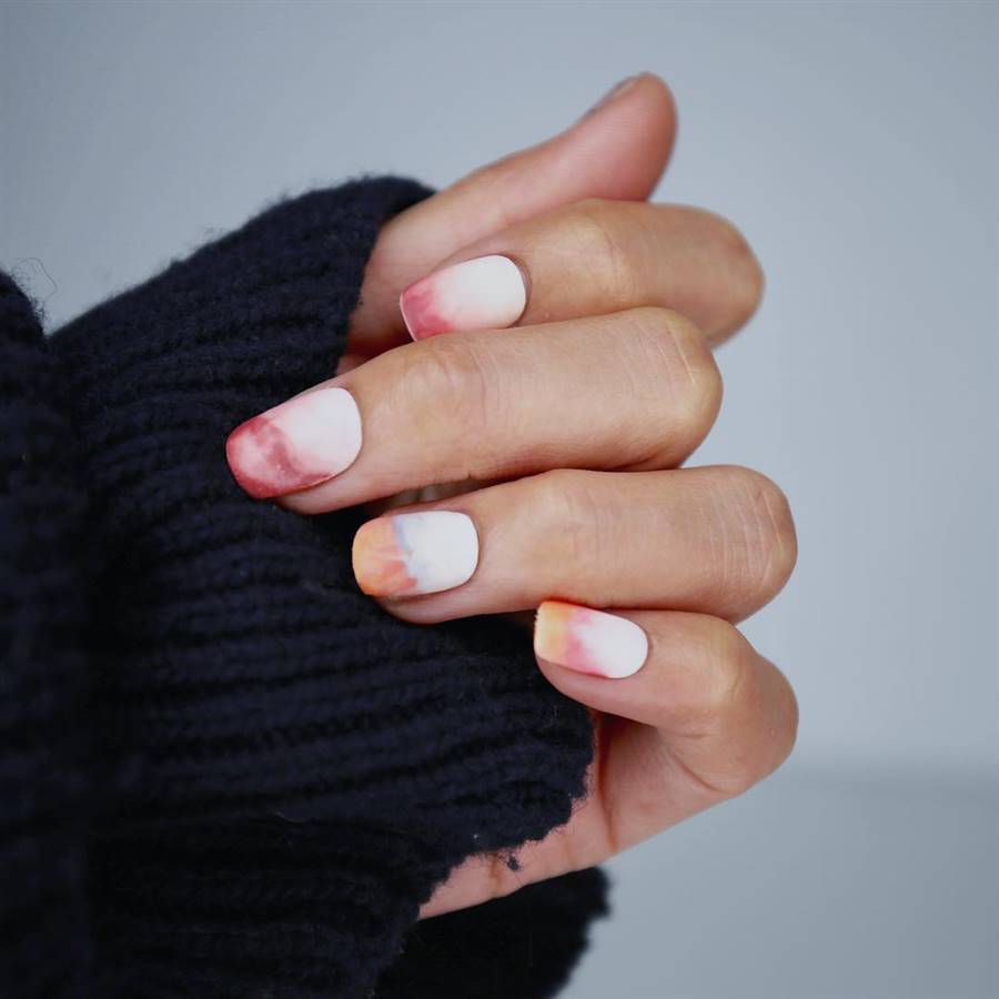 La manicura tie-dye es tendencia: 10 diseños de uñas que te van a encantar
