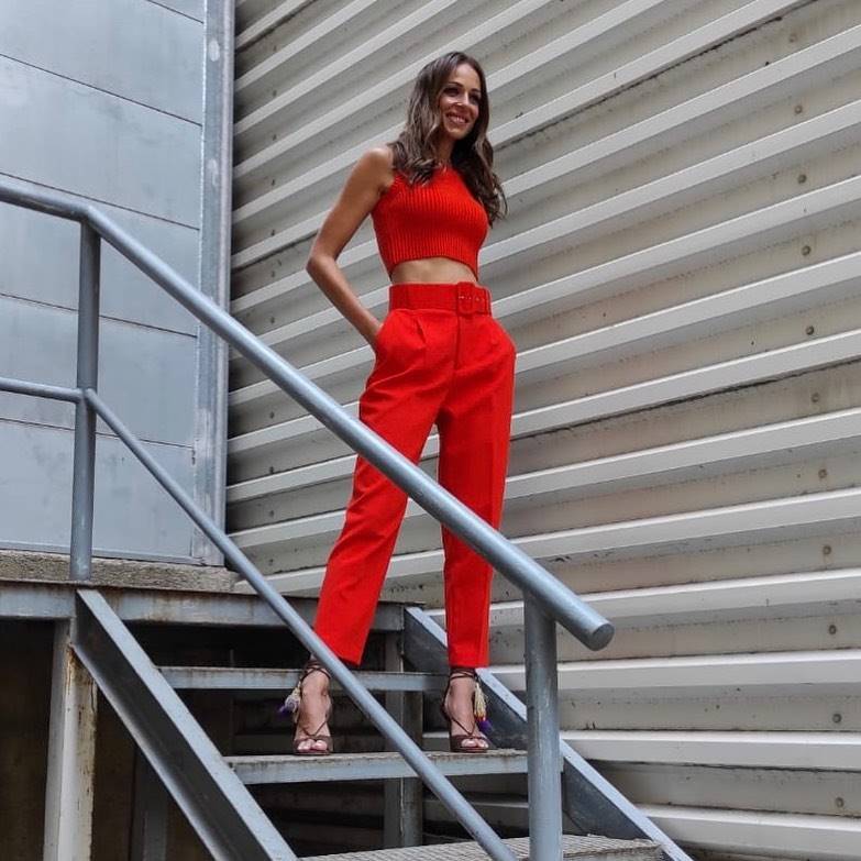 Eva González pantalón rojo de Zara