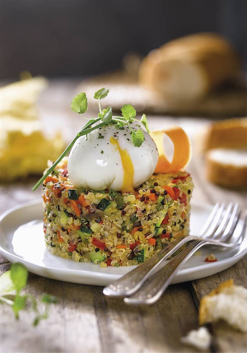 plato saludable de Harvard quinoa con verduras y huevo